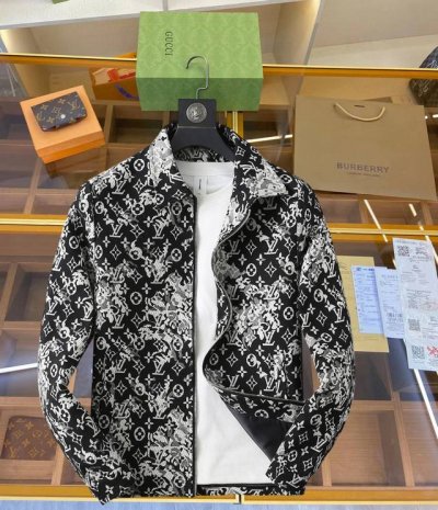 路易威登Lv 2025春季新款休闲牛仔夹克外套，最新时尚休闲夹克，时尚夹克外套基础常规的连帽夹克版型裁剪，上身百搭简约不挑人，轻松应对各种场合与环境，属于日常通