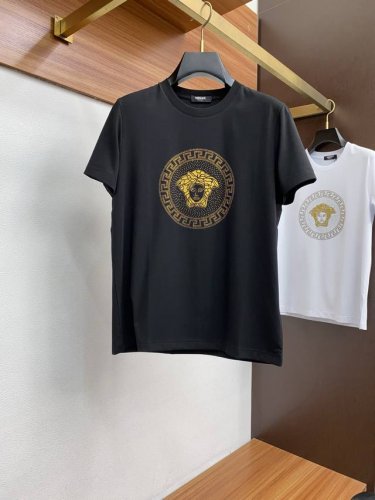 范思哲 2025春夏秀款顶级进口丝光棉面料短袖 修身版型 专柜款时尚不失奢华 品质毋庸置疑 上身效果超赞，奢华官网同款 码数 M-3Xl