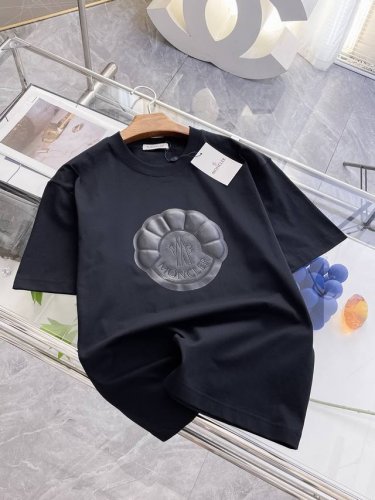 ss蒙口纯棉最新面料经典标识图案Logo时尚简约潮流短袖，最顶级的品质专柜原单短袖，顶级制作工艺进口面料，专柜款独特设计，采用进口高端订制面料。官网在售！面料版