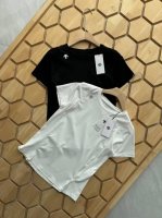 迪桑特箭头女士Training系列开叉短T恤 Size: 黑色 白色 S-M-L-Xl 运动女孩集合！百搭显瘦的Tee 无论是运动场合还是日常出街，都能轻松驾驭