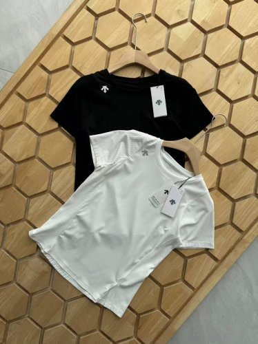 迪桑特箭头女士Training系列开叉短T恤 Size: 黑色 白色 S-M-L-Xl 运动女孩集合！百搭显瘦的Tee 无论是运动场合还是日常出街，都能轻松驾驭