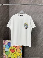 款号 G103 克罗心前后彩色涂鸦圆领短袖 面料采用32支双纱280克高克重纯棉面料 同缸定织定染原版同色螺纹 进口机器白墨直喷印花工艺 内里包边包条做工高版本