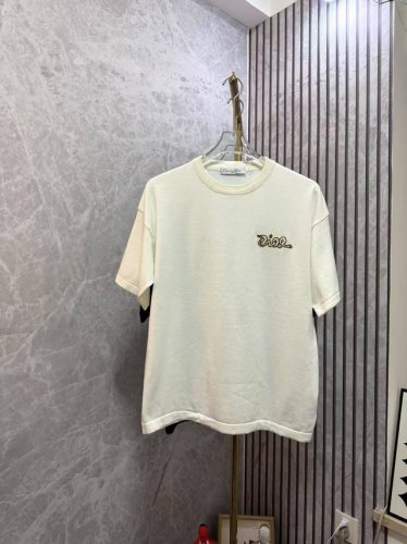 Dior迪奥 刺绣圆领休闲毛衣短袖T恤 可轻松融入休闲或正式造型 成就换季时节的经典佳选 男女同款 码数：Xs S M L 颜色：黑色 白色