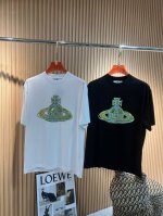 西太后 2025春夏新款首发专柜最新款短袖圆领T恤 高端订制 设计前卫时尚！品牌Logo印花设计 高端定制丝光云朵棉面料.手感柔软.穿着舒适.专柜级别精致车线.