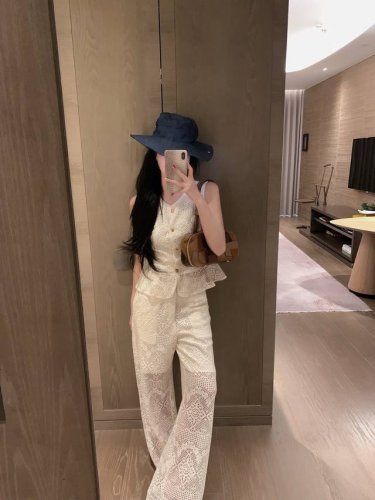 上新 Celin* 赛琳 定制凯旋门金属纽扣定制蕾丝背心长裤套装 颜色：黑色 杏色 码数：Sml见尾图