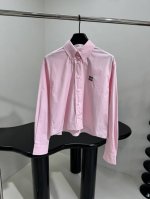 春夏新品府绸衬衫 樱花粉府绸面料制作 饰有品牌标识刺绣 后背饰纽扣开合 设计款十足 春夏清凉小外套 推荐入手 樱花粉 L