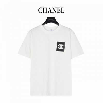 chanel 香奈儿 25Ss 压胶镂空Logo短袖T恤 精选280克双纱纯棉面料，设计简约而不失高级感，一眼便能感受到其独特的品质与魅力。 其压胶镂空Logo