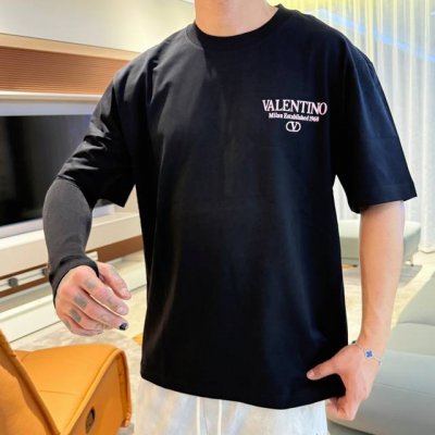 Valen* 顶级货品2025春夏新款首发专柜最新款短袖圆领T恤 高端订制 设计前卫时尚！品牌Logo重工艺设计 高端定制260克面料.手感柔软.穿着舒适.专柜