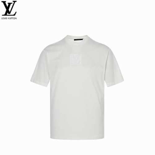 Louis Vuitton 路易威登 立体浮雕压花Logo短袖 5700购入Zp，采用16S麻棉克重230G ，搭配32S双纱1×1螺纹，面料螺纹同缸定染。胸前