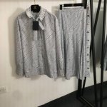 P310款号20251135 Lv*新款套装，可拆卸蝴蝶结领链条印花长袖衬衣+侧边开叉压褶半裙，灰蓝色，Sml， M码；肩宽41，胸围102，袖长60，衣长70