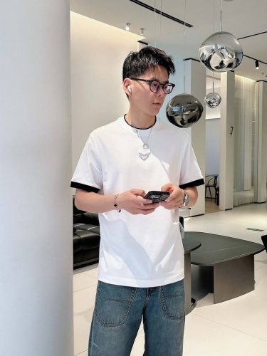 普拉达 2025春夏新款首发专柜最新款短袖圆领T恤 高端订制 设计前卫时尚！品牌Logo重工艺设计 高端定制进口液氨匹马棉面料.手感柔软.穿着舒适.专柜级别精致