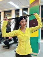 黄色P200Lululemon皮肤衣防晒衣袖口Logo字母 mist Over 不易被水沾湿的面料，就算下雨也不会影响跑步和徒步计划出太阳以后，还可以防晒。又或
