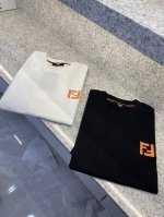 p210。 Find芬迪25//Ss新品春夏首发专柜 最新款短袖圆领T恤高端订制 设计前卫时尚！品牌Logo重工艺设计高端定制欧棉180克面料手感柔软.穿着舒适