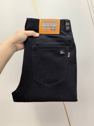范思哲。2025春夏最新推出男士牛仔裤新品！重工水洗牛仔面料，定制面料和一般牛仔布料比起来，更加柔软舒适！超重工洗水工艺 双工艺洗水 整条裤子，手感舒适，细腻程