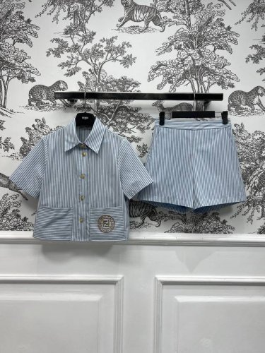 fd家 25春夏新款 时髦一套搭配刺绣Logo徽标装饰条纹套装 不用费心机搭配了 这一套上身就很有范 休闲活力又时髦 完全不挑人 短款短袖衬衫+松紧短裤 长腿小