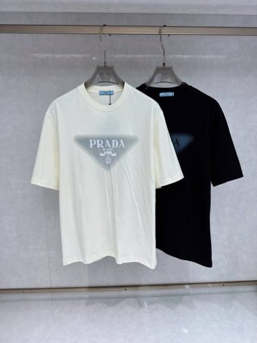 普拉达 25Ss春夏新款平纹针织棉布圆领短Tee，男女同款立体字母胶印标识休闲套头短袖T恤衫！贸易公司渠道稀出，领先官网发售！P家全新热门短Tee奉献，时尚前卫