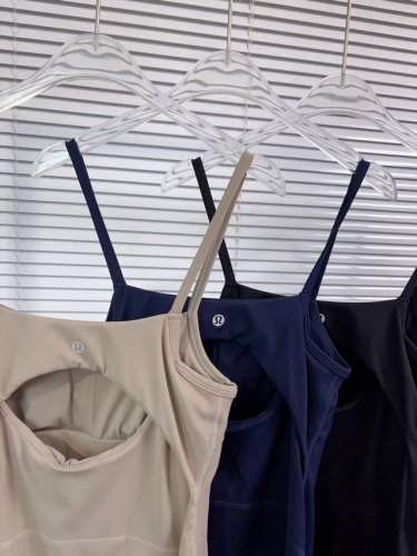 细节图 --Lululemon吊带裙 提前入夏的小吊带裙 后背好好看喔 Align系列的吊带裙，带胸垫款，有内衬裤子，裤子是半独立滴，不担心走光也不担心上厕所费