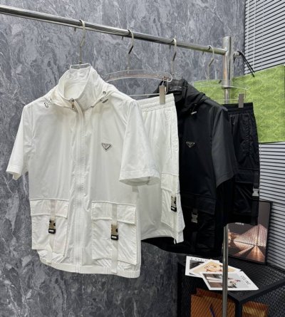 prada** 2025春夏男士套装 原版定制高密度尼龙，更加轻薄柔软，手感爽滑，松紧系带，短裤内置网格内里，拉链拆卸式帽子，精细手工，每一个生产流程都得非常用
