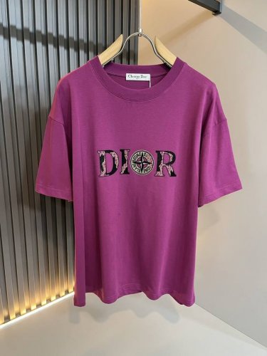 dio*迪家 2025春夏新款男女同款短袖T恤，专柜同步发售！定制专属260克纯棉面料，定制原版工艺螺纹，胸前Logo图案压胶工艺设计！简约大方，从容百搭，档次