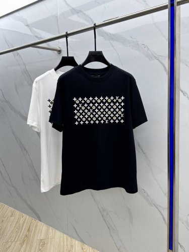 lv*路易威登 2025Fw春夏新品圆领打底外穿T恤，立体感Logo微廓形半袖 活性纯棉打底T恤，棉，手感面糯有骨感，柔而有韧性。工艺处理，韧性和抗皱性能得到大