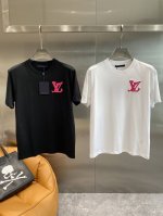 驴家 Lvt恤 酷黑遇上活力粉的时尚惊喜 后背那亮眼的粉色“Louis Vuitton”字样，以独特的字体呈现，成为视觉焦点，时尚感爆棚。上方小小的橙色标签，更