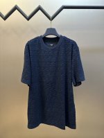Fendi 标识Ff凸纹短袖 定制斐韵双织Ff提花绒卫料 以藏蓝为主基调 标志性Ff标识巧妙隐匿于纹理之间 宛如灵动的艺术符号 红外线定位裁床 通过红外发射器和