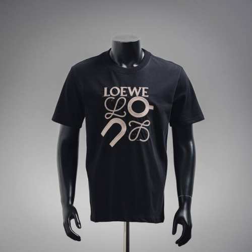 Loewe 罗意威 25Ss 昂跑联名刺绣短袖 面料采用32支双纱280克高克重纯棉面料 厚织感加上紧密纺纱工艺，不会影响Tee的透气性，成色的饱和度很高 胸前