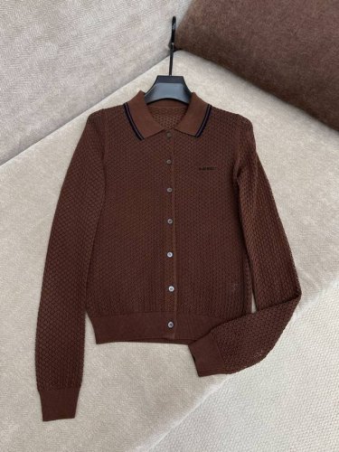 Miumi* 25Ss春夏新款 菱格镂空polo领针织开衫丨独家Yb开发 高版出品 采用定制进口百分百纯棉材质 镂空钩针肌理交织搭配胸前撞色徽标刺绣彰显品牌气息