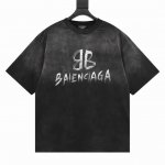 Balenciaga巴黎世家 水洗草写字母印花圆领T恤 定制高克重 针织棉面料精心制作，手感特别的扎实，质感拉满，松软细腻上身舒适，优越的吸湿排汗性能，不闷热！