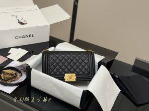 配折叠盒飞机盒 Size：25Cm 香奈儿 Leboy 辣妈包 高版本 重新出货 很饱满的皮质哦！ 鱼子酱 高品质！