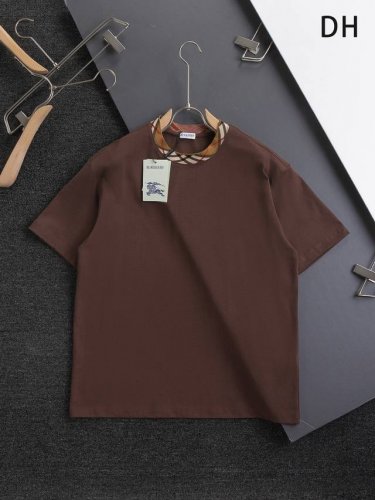 Burberry Bbr 巴宝莉 博柏利 战马 微宽版型S-Xl 新款独家限定 25年最新最顶级 领口经典格纹条 刺绣精美工艺 320克洗水面料T恤作为奢侈界的