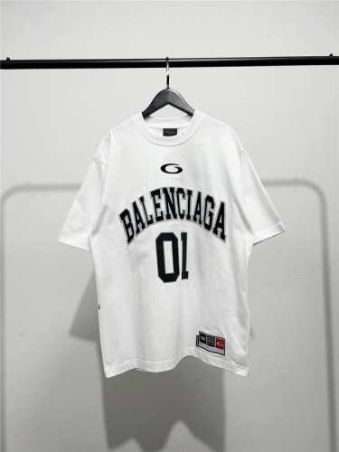 巴黎世家2025年春季新款！ 高版本，质量很好！巴黎世家 Balenciaga 01字母球服款男女同款印花短袖T恤！此款尺码偏大，最小Xs穿到 斤左右！最大穿到