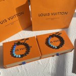 Lv路易威登Lv Beads手链 M0933A 渐变蓝 Lv Beads 手链以多重材质和缤纷色彩释放玩趣意味。Lv 字母化身挂饰和抛光金属串珠上的铭纹，树脂串