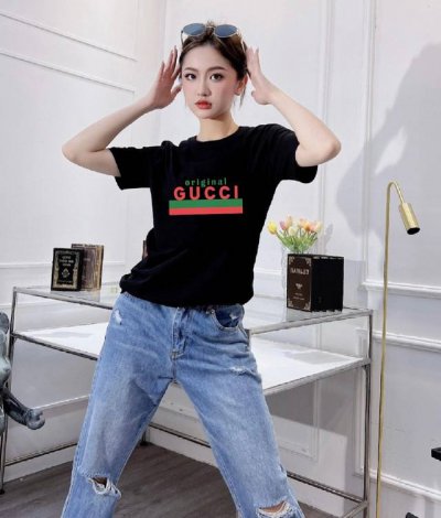 上新 Gucci新款短袖T恤,版型剪裁特别有讲究 上身很洋气显瘦内搭外穿都看 高密针织圆领设计 平整简约 亲肤透爽 T恤面料的柔软性舒适性无可挑剔 男女均可驾驭