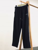 dior Homme 迪奥 桀傲 2025Ss春夏新品 织带刺绣运动休闲裤，甄选订色订染面料，右侧袋标志性刺绣小字母，橡筋抽绳腰头，裤身侧边撞色罗纹织带拼接捆边