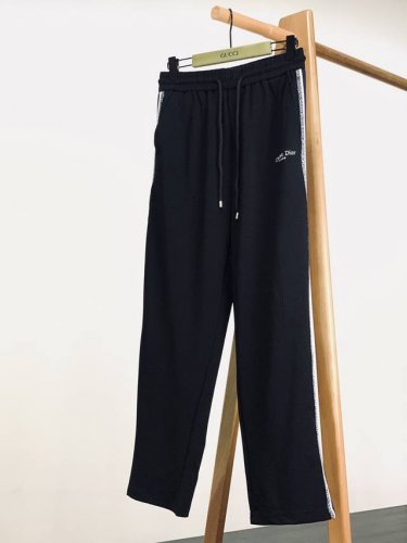 dior Homme 迪奥 桀傲 2025Ss春夏新品 织带刺绣运动休闲裤，甄选订色订染面料，右侧袋标志性刺绣小字母，橡筋抽绳腰头，裤身侧边撞色罗纹织带拼接捆边