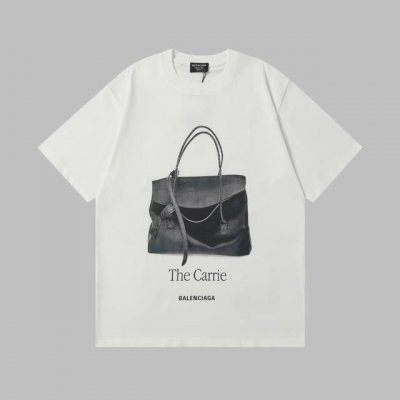 上新 高品质9179# 巴黎世家匠心独运，把标志性的The Carrie手袋“搬”上纯白T恤，复古质感与极简主义激情碰撞。无需过多修饰，只需穿上它，即刻成为目光
