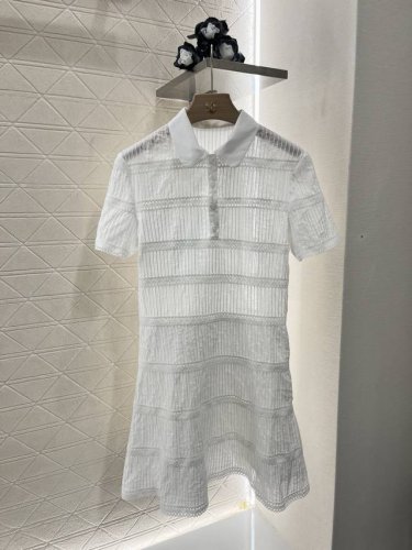 celin*2025新品上架 重工绣花连衣裙 定制Yb斜纹全棉材质 质感舒适细腻 翻领半开襟连衣裙版型 裁剪利落修身 通体轻薄微透效果 纵向横向蛋糕双重轮廓绣花