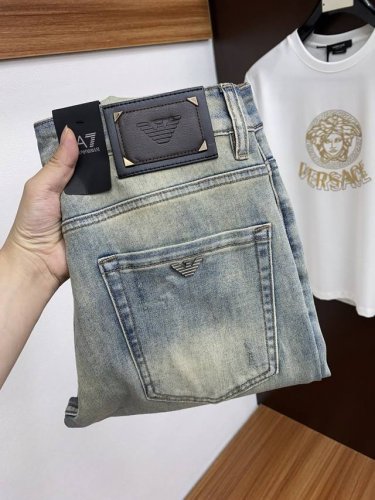 阿玛尼 2025Ss早春 新品 原单男士牛仔裤纯血统品 每季必出的类型 无需质疑的热卖王牌单品 符合四季最佳的搭配色号 整体的风格延续了Slp的基调 通体融入了