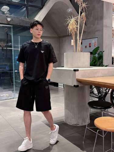 普拉达套装 2025春夏最新款，男女同款，经典设计短袖T恤短裤套装，定制纯棉面料，手感柔软，穿着舒适，做工精细.上身效果无敌帅气，码数M-3X