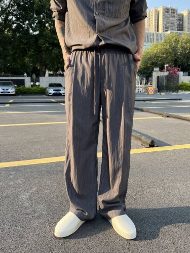 上衣- 。裤子- 。 马吉拉春夏新品套装太让人心动啦！ 文艺简约的长袖衬衫，无领中式衬衣独具韵味 单口袋款，增添一份俏皮 再加上宽松直筒的休闲长裤，舒适又自在