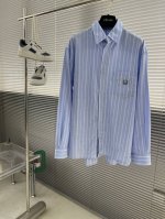 Dio 联名刺绣条纹衬衫 定制1:1色织雅韵蓝白条纹棉 条纹清晰 色泽亮丽 细腻柔软 胸前口袋饰以Dio 联名刺绣为点缀 以蓝白条纹来主基调 条纹是静态得 在独