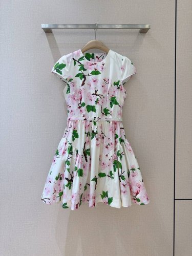 Oscar De La Rent*A25新品 花卉印花连衣裙 粉色花朵和绿色枝叶图案的连衣裙，短袖设计，设有口袋装饰，100%Ctoon材质，并配有一条同款印花