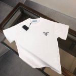 prada 普拉达 2025最新款短袖T恤，绝对的顶级爆款，原版一比一面料，胸前立体标识字母Logo印花，图案立体精美，细节处处动人，非常独特的设计，大气，简约