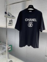 Chane 2025新款Logo压胶T恤 硅胶立体饱满有层次 简约百搭 肩部通肩压条 280克纯棉面料舒适透气 男女同款 码数：S-Xxl S码衣长73 胸围1