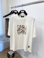 芬迪、2025最新款短袖T恤，帅气时尚，胸前顶级印花字母Logo，简约百搭款。面料棉 不仅挺括，保持潮流的廓形，又穿着舒适，纱织更细腻，码数 S-Xl