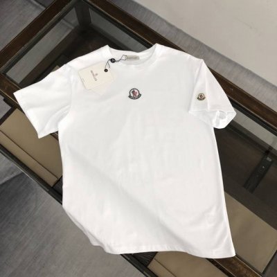 moncler 蒙口夏季新款极简主义短袖T恤 该款T恤是Moncler纯粹个性与功能性的结晶 专为打造休闲造型而设 适用于搭配各种服装 定织高密度纯棉面料 黑色