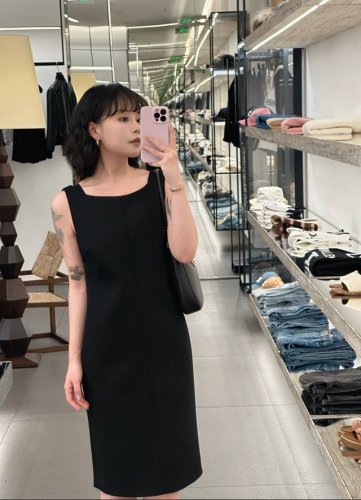 Ce 2025夏季新款 无袖背心连衣裙 露背设计小心机又不失温婉魅力 版型上身超显瘦不挑人显瘦绝绝子一个色现货Sml