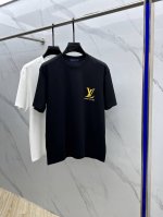 Louis Vuitton 路易威登 2025Fw春夏新品圆领打底外穿T恤，立体感Logo常规半袖纯棉打底T恤，柔软而有韧性。工艺处理，韧性和抗皱性能得到大幅度