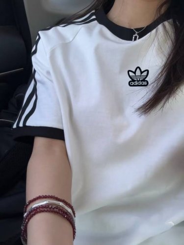 新款阿迪达斯Adidas 三叶草三条杠插肩撞色拼接Ins 领口螺纹针织情侣同款宽松落肩短袖T恤 面料: 260G重磅纯棉新疆长绒棉 采用特定重磅32S精棉平纹针